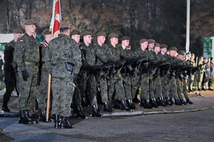 Na zdjęciu żołnierze podczas salwy honorowej.