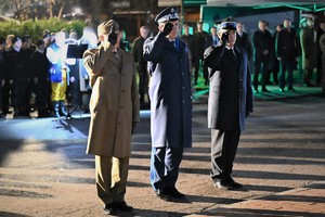 Na zdjęciu przedstawiciele służb mundurowych oddają honor.