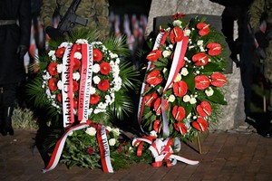 Na zdjęciu kwiaty złożone przed pomnikiem.