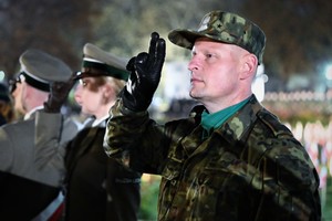 Na zdjęciu mężczyzna w wojskowym mundurze oddaje honor.