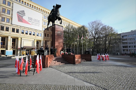 Warta honorowa przed pomnikiem Marszałka Piłsudskiego