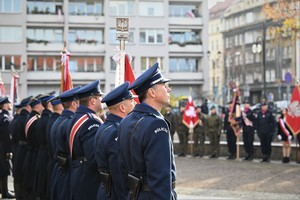 Kompania Honorowa przed pomnikiem Józefa Piłsudskiego