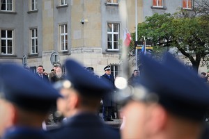 Komendant Wojewódzki Policji na tle Urzędu Wojewódzkiego
