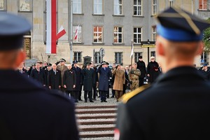 Komendant Wojewódzki Policji oddaje honory wraz z innymi gośćmi podczas uroczystego apelu z okazji Święta Niepodległości