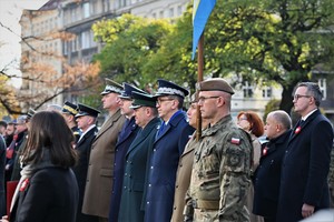 Komendant Wojewódzki Policji wraz z innymi gośćmi podczas uroczystego apelu z okazji Święta Niepodległości