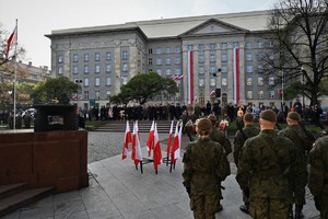 Uczestnicy uroczystego apelu na tle Urzędu Wojewódzkiego