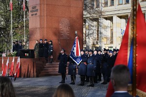 Kompania honorowa przed pomnikiem Marszałka Piłsudskiego