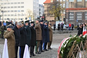 Komendant Wojewódzki Policji wraz z innymi mundurowymi podczas składania wieńca pod pomnikiem Marszałka Piłsudskiego