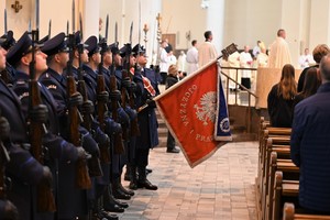 Kompania Honorowa oraz poczet sztandarowy Policji podczas mszy w Katedrze