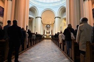 Widok na ołtarz, z wnętrza katedry z uczestnikami mszy świętej