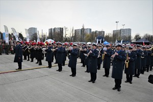 zdjęcie przedstawia orkiestrę policyjną w trakcie występu