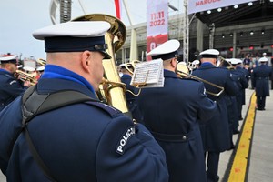 zdjęcie przedstawia orkiestrę policyjną w trakcie występu