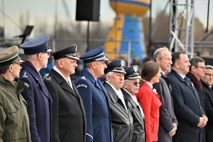 zdjęcie przedstawia Reprezentantów służb mundurowych stojących w rzędzie