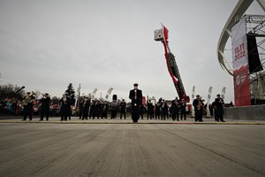 zdjęcie przedstawia orkiestrę policyjną w trakcie występu