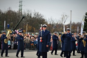 zdjęcie przedstawia orkiestrę policyjną w trakcie występu