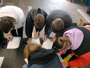 Na zdjęciu widać studentów uczestniczacy w zadaniu sprawdzającym szybkość reakcji.