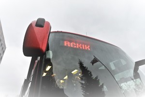 Zdjęcie. Autokar RCKiK przed budynkiem KWP Katowice