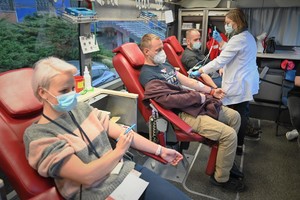 Zdjęcie. Dawcy krwi i pracownicy wewnątrz autokaru RCKiK