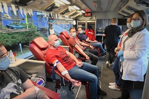 Zdjęcie. Dawcy krwi i pracownicy wewnątrz autokaru RCKiK