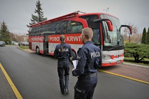 Zdjęcie. Policjanci wchodzą do autokaru RCKiK