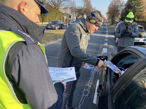 kierowca rajdowy Jarosław Szeja i policjant ruchu drogowego w trakcie rozmowy z kierowcą podczas kontroli drogowej