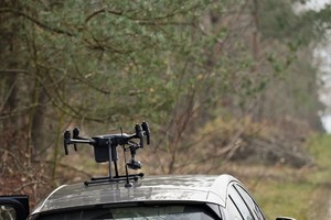 Zdjęcie. Widoczny dron na dachu samochodu