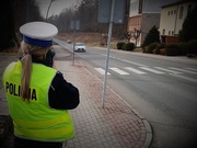 policjantka ruchu drogowego z ręcznym miernikiem prędkości