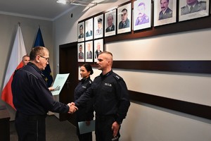 zdjęcie przedstawia policjantów w trakcie wręczenie rozkazów personalnych