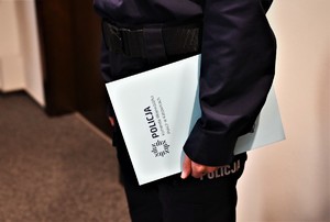 zdjęcie przedstawia policjantów w trakcie wręczenie rozkazów personalnych