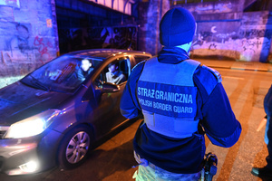 Zdjęcie przedstawia strażnika granicznego oraz kontrolowany pojazd