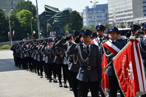 Zdjęcie. Umundurowani policjanci ze sztandarami