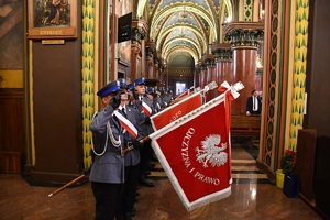 Zdjęcie. Umundurowani policjanci ze sztandarami