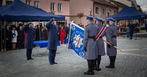 Zdjęcie. Umundurowani policjanci ze sztandarami