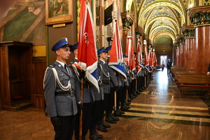 Zdjęcie. Umundurowani policjanci ze sztandarami