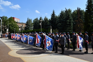 Zdjęcie. Umundurowani policjanci ze sztandarami