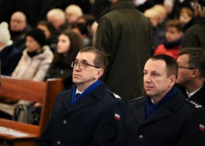 zdjęcie przedstawia Komendanta Wojewódzkiego Policji w Katowicach oraz Komendanta Miejskiego Policji w Katowicach siedzących w kościelnej ławce