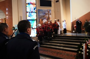 Zdjęcie przedstawia wnętrze kościoła, z przodu Komendant Wojewódzki Policji w Katowicach, w tle ratownicy górniczy.
