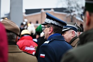 zdjęcie przedstawia zbliżenie na Komendanta Wojewódzkiego Policji w Katowicach stojącego w tłumie