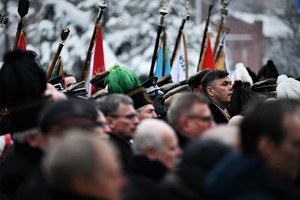 zdjęcie przedstawia zbliżenie na Komendanta Wojewódzkiego Policji w Katowicach stojącego w tłumie i oddającego honor.
