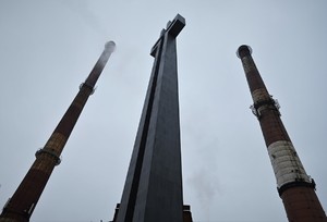zdjęcie przedstawia krzyż oraz kominy pod kopalnią Wujek w Katowicach.