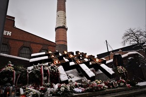 zdjęcie przedstawia pomnik upamiętniający dziewięciu poległych górników.