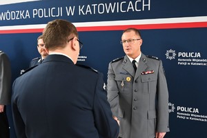 Zdjęcie. Widoczni umundurowani policjanci podczas uroczystego spotkania