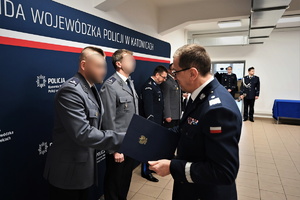 Zdjęcie. Widoczni umundurowani policjanci podczas uroczystego spotkania