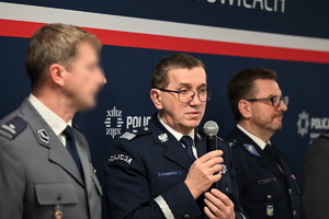 Zdjęcie. Widoczni umundurowani policjanci podczas uroczystego spotkania