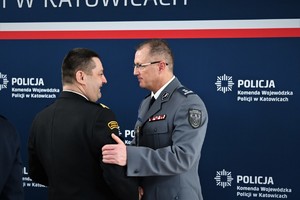 Zdjęcie. Widoczni umundurowani policjanci podczas uroczystego spotkania