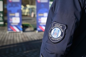 Na zdjęciu naszywka na policyjnym mundurze - napis policja autostradowa KWP Katowice.