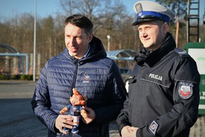 Na zdjęciu policjant oraz Sławomir Szmal.