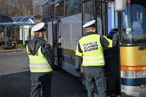 Na zdjęciu funkcjonariusze inspekcji drogowej sprawdzają autobus.
