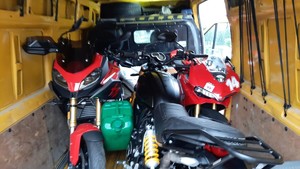 zdjęcie przedstawia skradzione motocykle w samochodzie dostawczym
