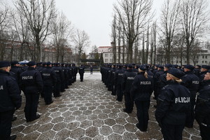 Na zdjęciu widzimy policjantów w czasie ślubowania stojących tyłem na wprost policjantów stoi Komendant Wojewódzki Policji w Katowicach nadinspektor Roman Rabsztyn